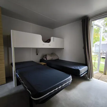 La Yole Mobil-home Bord De Et Grand Espace Aquatique Vendres
